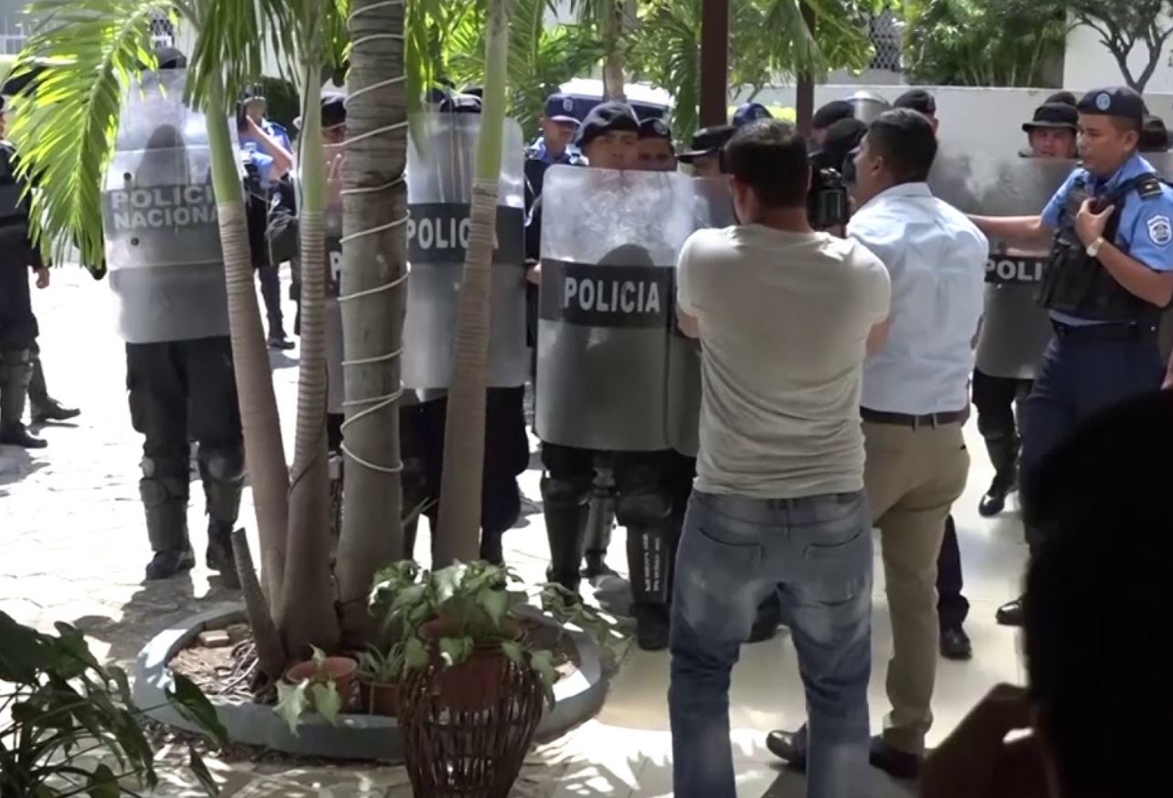 Policías golpean al periodista de Canal 10 Willih Narváez