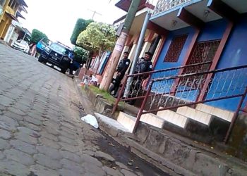 Policía orteguista mantiene asedio a la casa del exguerrillero sandinista Fernando Brenes. Foto: Noel Miranda