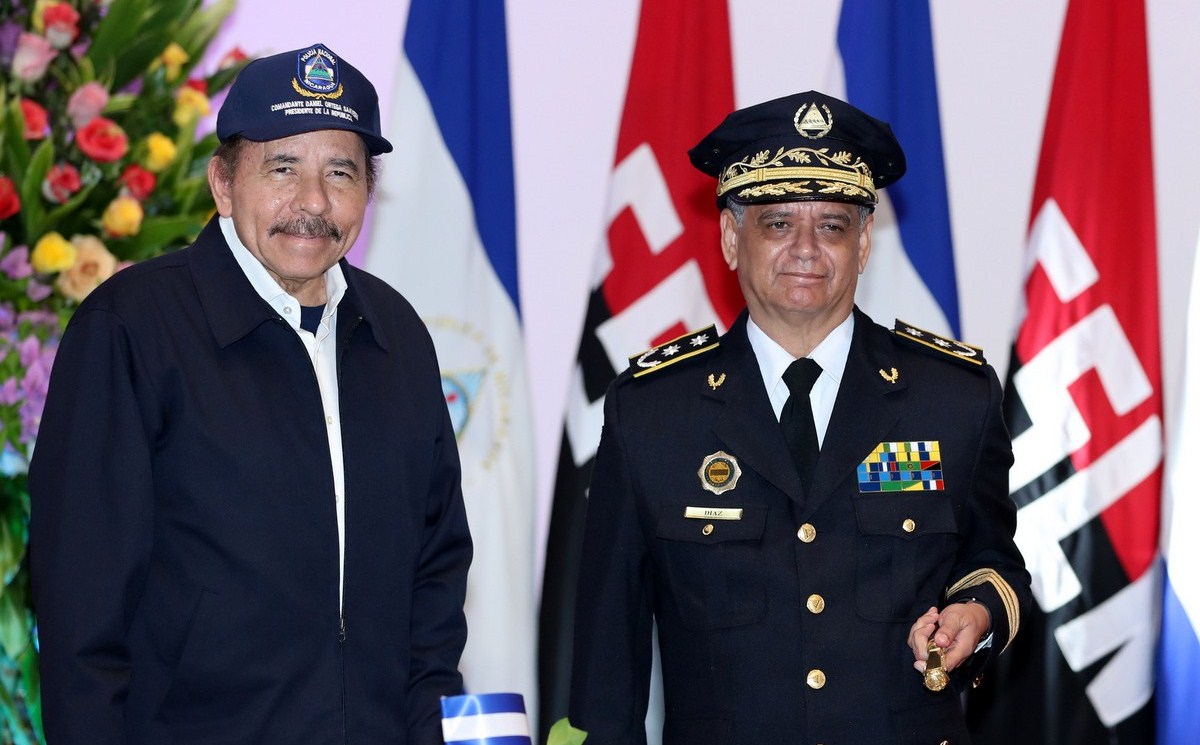 Daniel Ortega junto a su consuegro Francisco Díaz, director de la Policía sancionada. Foto: La Prensa 