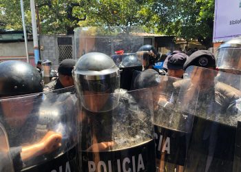 Ortega despliega un fuerte contingente de antimotines que mantienen cercada la organización feminista La Corriente. Foto: Daliana Ocaña