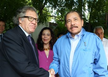 Luis Almagro, junto a Daniel Ortega durante una de las reuniones entre la Secretaría General de la OEA con el régimen para encontrar una salida democrática a la crisis que vive el país.
