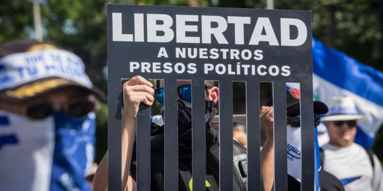 La dictadura de Daniel Ortega mantiene a más de 70 presos políticos por protestar. Foto: La Prensa.