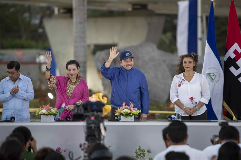 El vicealcalde de Managua, Enrique Armas; la vicepresidenta, Rosario Murillo; el presidente de Nicaragua, Daniel Ortega y la alcaldesa de Managua, Reyna Rueda. Foto: Cortesía / EFE