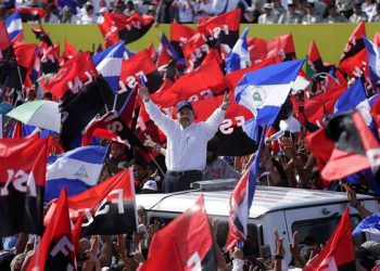 Daniel Ortega, en una concentración el 19 de julio, rodeado de sus simpatizantes con banderas del FSLN. Foto: END