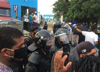 Nicaragüenses varados en Peñas Blancas bloquean el paso en protesta por impedirles el ingreso al país. Foto: Cortesía