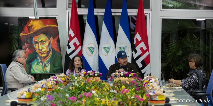 Califican de «inmoral y ridículo» el nuevo invento de la dictadura de Nicaragua de «condecorar» al personal de Salud