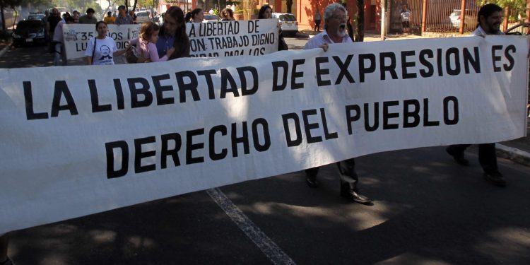 La represión y la censura en Nicaragua obliga a los periodistas a marcharse al exilio.
