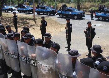 Policía «tranca» e impide movilización a opositores de la Coalición Nacional que iban a Rivas a reunión departamental. Foto: Diario La Tribuna, Honduras.