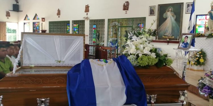 Familia «Azul y Blanco» da último adiós al joven opositor Allan Acevedo. Foto: Noel Miranda/ Artículo 66.