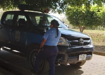 Policía asedia a las opositoras de Masaya Karla Ñamendy y Yolanda González. Foto: Cortesía