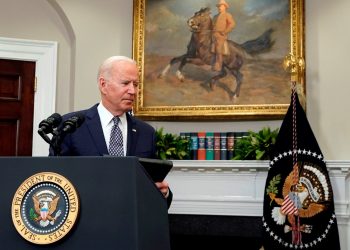 Joe Biden recibe informe de inteligencia sobre el origen del COVID-19. Foto: EFE.