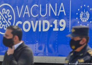 El Salvador, con 99.701 contagios de covid, recibe 109.980 vacunas de Pfizer