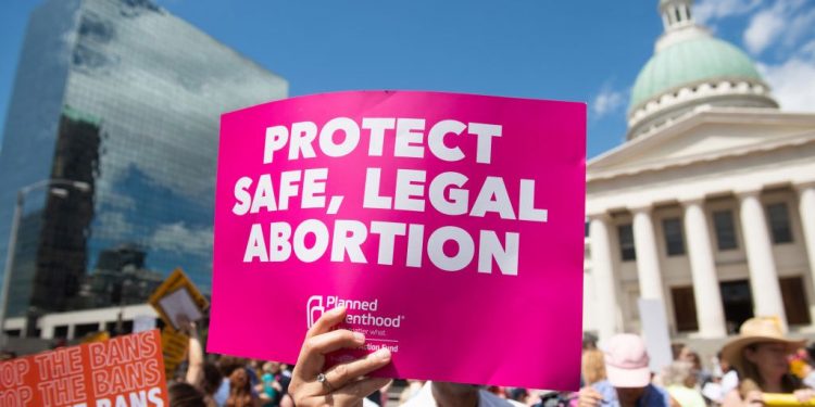 La gobernadora de Nueva York dice que el estado es "refugio seguro" para aborto