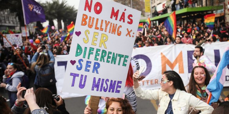 ONU insta a los países a proteger a las personas de la comunidad LGBT desplazadas por la violencia
