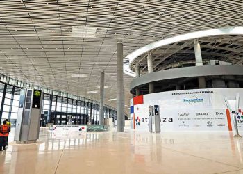 Aeropuerto más grande de Panamá limita ingreso solo a pasajeros por pandemia