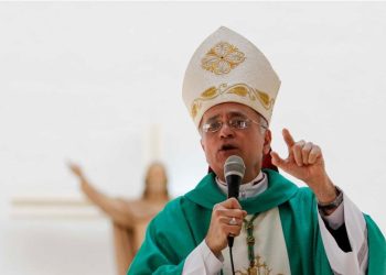 Monseñor Báez: «Por la puerta estrecha no pasan los que se creen pequeños dioses»