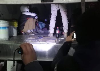 Interceptan a 65 migrantes hacinados en un tráiler en el norte de México. 41 son nicaragüenses. Foto: Artículo 66 / EFE