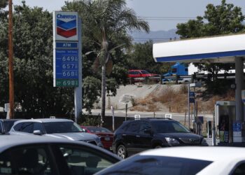 Precio de la gasolina en EE. UU. llega a cinco dólares por galón. Foto: EFE / Artículo 66