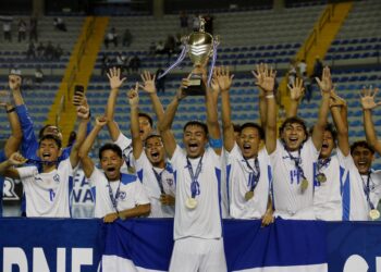 La selección de Nicaragua celebra el campeonato en el primer Torneo Sub-20 Futsal Uncaf FIFA Forward contra la selección de Costa Rica hoy, disputado en el Domo Polideportivo de la Ciudad de Guatemala (Guatemala). Foto: EFE / Artículo 66