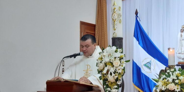 Tras tres días de asedio, el sacerdote Uriel Vallejos logra salir de la parroquia a un lugar seguro