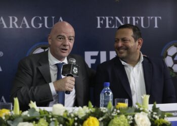El presidente de la FIFA, Gianni Infantino, ofrece una rueda de prensa junto a José María Bermúdez, secretario general de Fenifut (der.), hoy en Managua (Nicaragua). EFE