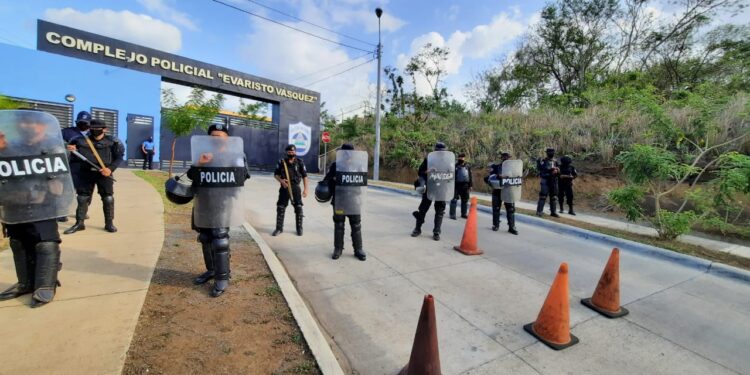 Condenan abusos verbales y físicos contra familiares de presos políticos tras reciente visita en «El Chipote». Foto: Artículo 66 / Noel Miranda
