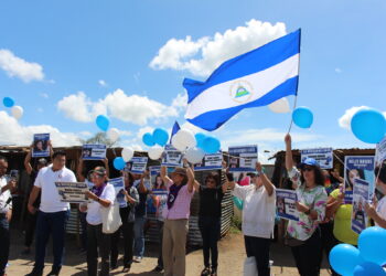 La bandera de Nicaragua fue usada en las protestas sociales de 2018 como un símbolo que unió a todos los manifestantes. Foto: Artículo 66.