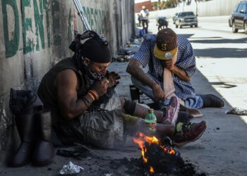 Personas en situación de calle consumen drogas ayer, en la ciudad de Tijuana, en Baja California (México). EFE
