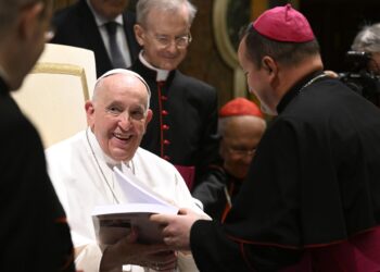 El papa Francisco (C) se reúne este jueves con los nuevos obispos que participan en un curso de formación en Ciudad del Vaticano.