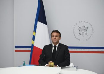 l presidente de Francia, Emmanuel Macron, participa en una videoconferencia con los líderes del G7 sobre la situación en Ucrania desde el Hotel Marigny de París. EFE