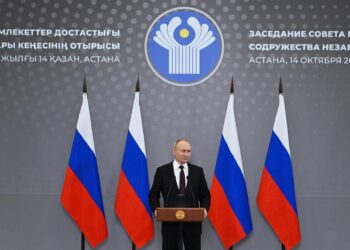 El presidente ruso, Vladímir Putin, asiste a una rueda de prensa tras la reunión del Consejo de Jefes de Estado de la Comunidad de Estados Independientes en Astaná este 14 de octubre. EFE