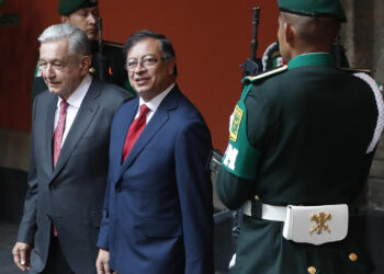 El presidente de México, Andrés Manuel López Obrador (i), recibe a su homólogo de Colombia, Gustavo Petro (d), este viernes en Palacio Nacional, en la Ciudad de México (México). EFE