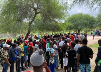 Migrantes haitianos y venezolanos son desalojados por autoridades de México