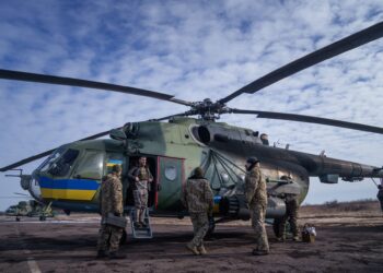 Helicopter crew members of the 18th Separate Army Aviation Brigade prepare before a take off, in eastern Ukraine on February 9, 2023, amid Russia's military invasion on Ukraine. (Photo by Ihor Tkachov / AFP)