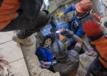 Más de 17 mil muertos contabilizan Turquía y Siria luego del terremoto, esperanza se agota
