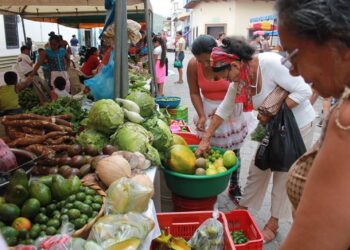 Las familias nicaragüenses deben buscar la manera de comprar comida a pesar de la crisis económica del país.