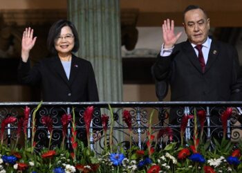 (ARCHIVOS) En esta foto de archivo tomada el 31 de marzo de 2023, la presidenta de Taiwán, Tsai Ing-wen (izquierda), y el presidente de Guatemala, Alejandro Giammattei, saludan desde un balcón en el Palacio de la Cultura en la Ciudad de Guatemala. - El presidente de Guatemala, Alejandro Giammattei, viajó el 22 de abril a Taiwán en una visita oficial para reafirmar su apoyo a la isla en medio de las tensiones con China. (Foto por Johan ORDONEZ / AFP)