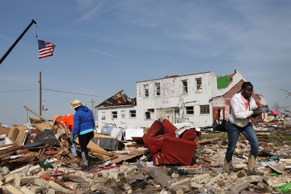 28 DE MARZO: Residentes y voluntarios trabajan para salvar posesiones entre los escombros de casas después del tornado del viernes 28 de marzo de 2023 en Rolling Fork, Mississippi. Al menos 26 personas murieron cuando un tornado EF-4 azotó el pequeño pueblo y el cercano Rolling Fork el viernes por la noche. Scott Olson/Getty Images/AFP (Foto de SCOTT OLSON/GETTY IMAGES NORTH AMERICA/Getty Images vía AFP)