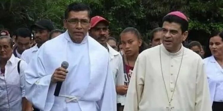 Policía secuestra a sacerdote Jaime Montesinos y lo acusa de «menoscabo»