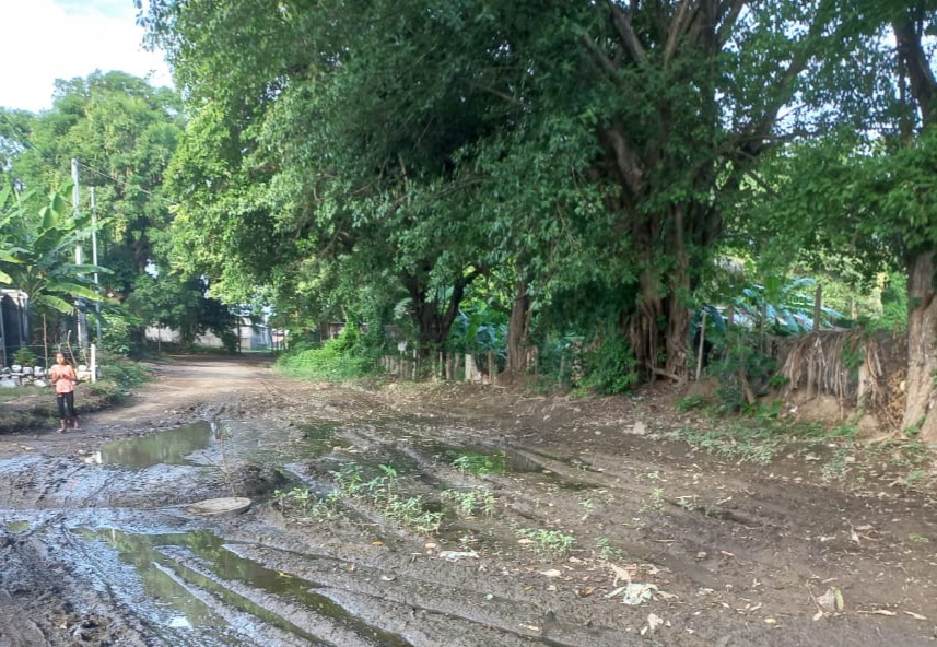 Residents ask the Mayor of Rivas to repair the street, and the community ignores them