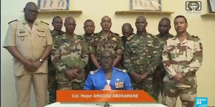 Ejército de Niger respalda el golpe de Estado y mantienen detenido al presidente