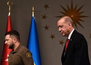 El presidente turco Recep Tayyip Erdogan y el presidente ucraniano Volodymyr Zelensky se van después de una conferencia de prensa conjunta en la Mansión Vahdettin en Estambul el 7 de julio de 2023. (Foto de OZAN KOSE / AFP)