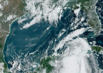 Esta imagen obtenida de la Administración Nacional Oceánica y Atmosférica (NOAA), muestra la tormenta tropical Idalia (abajo a la derecha) acercándose a Cuba el 28 de agosto de 2023.