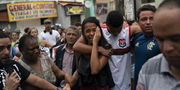 Niña de 5 años muere por bala perdida en tiroteo en favela de Rio de Janeiro