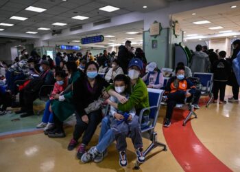 Los niños y sus padres esperan en un área ambulatoria de un hospital infantil en Beijing el 23 de noviembre de 2023. - La Organización Mundial de la Salud solicitó el 23 de noviembre de 2023 a China más datos sobre una enfermedad respiratoria que se propaga en el norte del país. instando a la gente a tomar medidas para reducir el riesgo de infección. China ha informado de un aumento de "enfermedades similares a la gripe" desde mediados de octubre en comparación con el mismo período de los tres años anteriores, dijo la OMS. (Foto de Jade Gao / AFP)