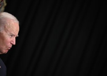 El presidente estadounidense Joe Biden habla sobre la liberación de rehenes de Gaza, en Nantucket, Massachusetts, el 24 de noviembre de 2023. - Biden dijo que la liberación el viernes de un primer grupo de rehenes tomados por Hamas era sólo un "comienzo" y que había "verdaderos " Posibilidades de extender una tregua temporal en Gaza. (Foto de Brendan SMIALOWSKI / AFP)