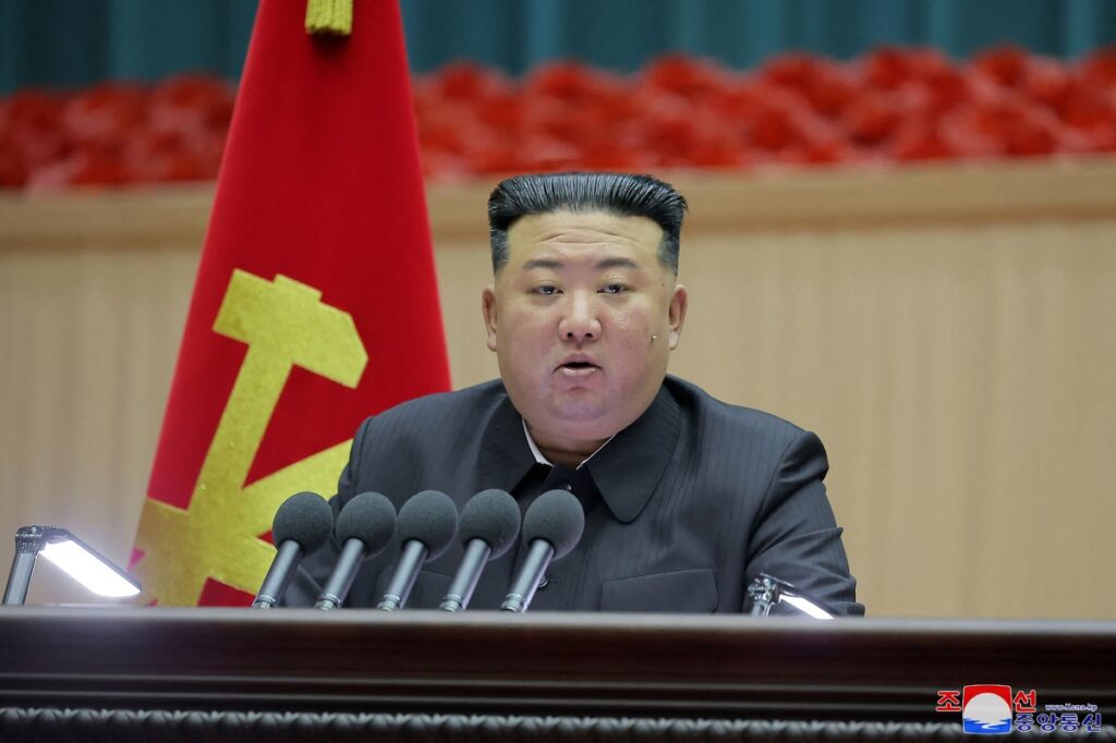 2023年12月4日に撮影され、北朝鮮の国営朝鮮中央通信社（KCNA）が2023年12月5日にKNSを通じて公開したこの写真には、平壌で開催された第5回全国母親大会で演説する北朝鮮の指導者金正恩氏が写っている。  (写真提供：KCNA VIA KNS / AFP) / 韓国アウト / 韓国アウト / 韓国アウト