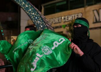 Simpatizantes palestinos de Hamás en la ciudad ocupada de Hebrón, en Cisjordania, protestan el 2 de enero de 2024 contra un ataque atribuido a Israel en el Líbano que mató anteriormente al líder adjunto de Hamás, Saleh al-Aruri.