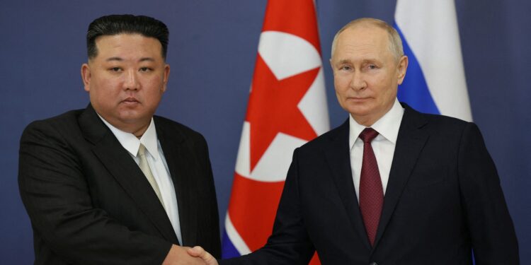 Esta imagen compartida distribuida por la agencia Sputnik muestra al presidente ruso Vladimir Putin (derecha) y al líder de Corea del Norte, Kim Jong Un (i), dándose la mano durante su reunión en el cosmódromo de Vostochny, en la región de Amur, el 13 de septiembre de 2023, antes de las conversaciones previstas que podrían conducir a a un acuerdo de armas con el presidente ruso. (Foto de Vladimir SMIRNOV / PISCINA / AFP)