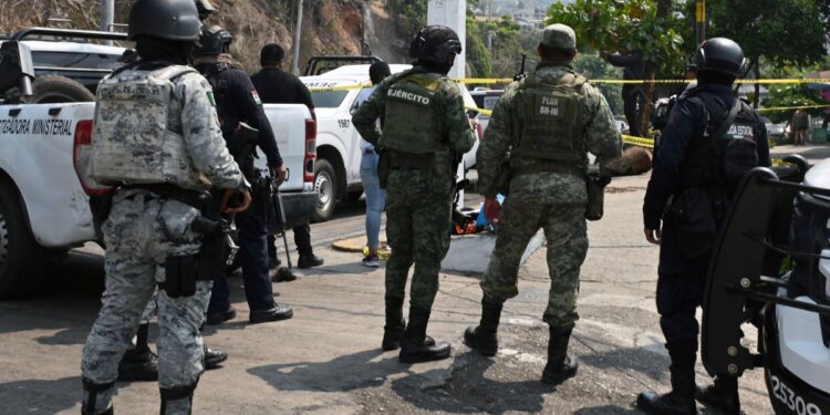 Miembros de la Guardia Nacional y soldados del Ejército mexicano hacen guardia en el lugar donde fueron asesinados el candidato del PRI a la alcaldía de Coyuca de Benítez, Aníbal Zúñiga Cortés, y su esposa, Ruby Bravo, en Acapulco, estado de Guerrero, México, en mayo. 16 de septiembre de 2024.
